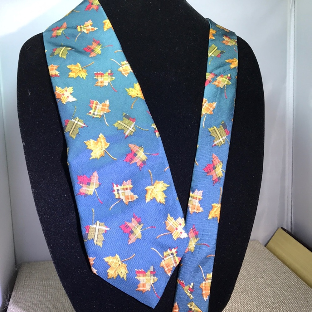 Adorable vintage Autumn/ Fall Huntington tie